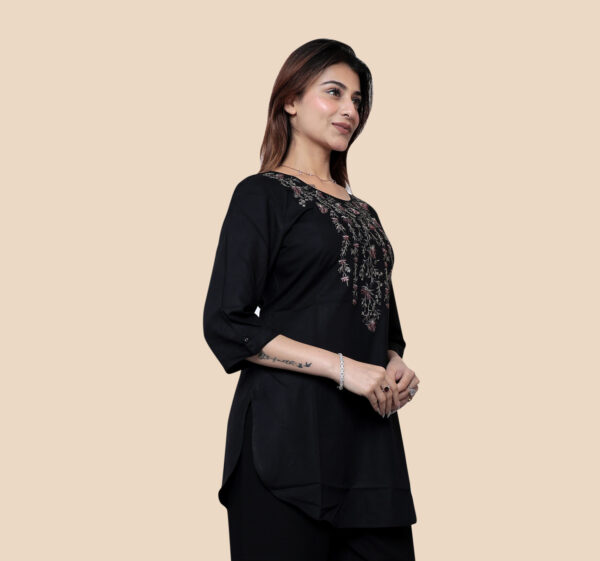 Alternative view of BLACK SHORT EMBROIDERY KURTI