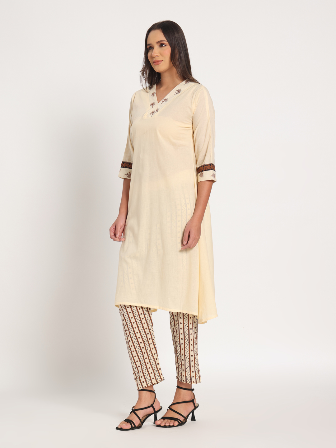Cream white embroidered cotton two set kurta - Image 3